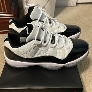 Jordan 11 lowtop concord. Size 11 very beautiful shoe